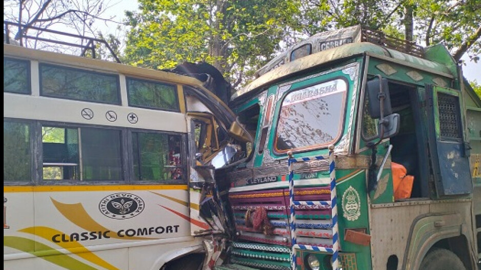 ଟ୍ରକକୁ ଧକ୍କା ଦେଇ ଓଲଟିଲା ବସ୍ ;୨୦ ଆହତ