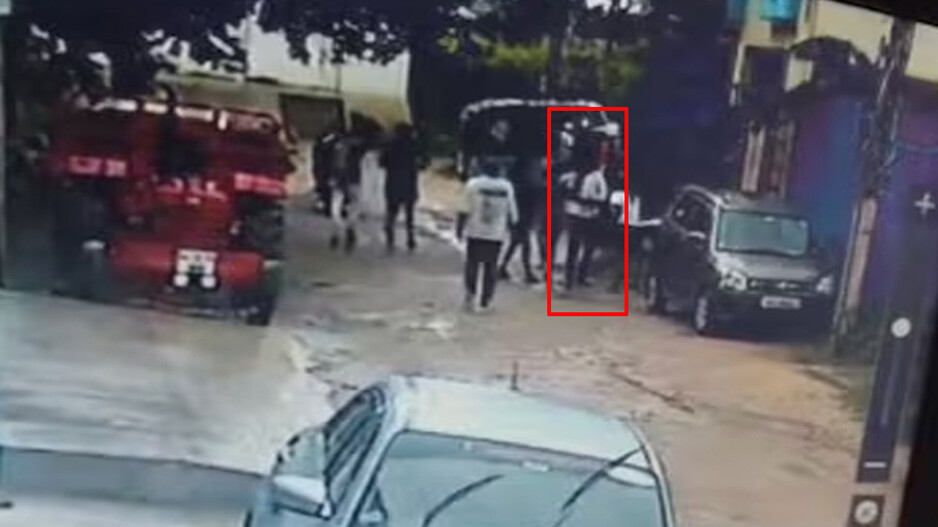 ବିଚ୍‌ ରାସ୍ତାରେ ମହିଳାଙ୍କୁ ଅସଚାରଣ ସହ ମାଡ଼ ମାରିଲେ, ସ୍ଥାନୀୟ ଲୋକଙ୍କୁ ବି ଛାଡ଼ିଲେନି