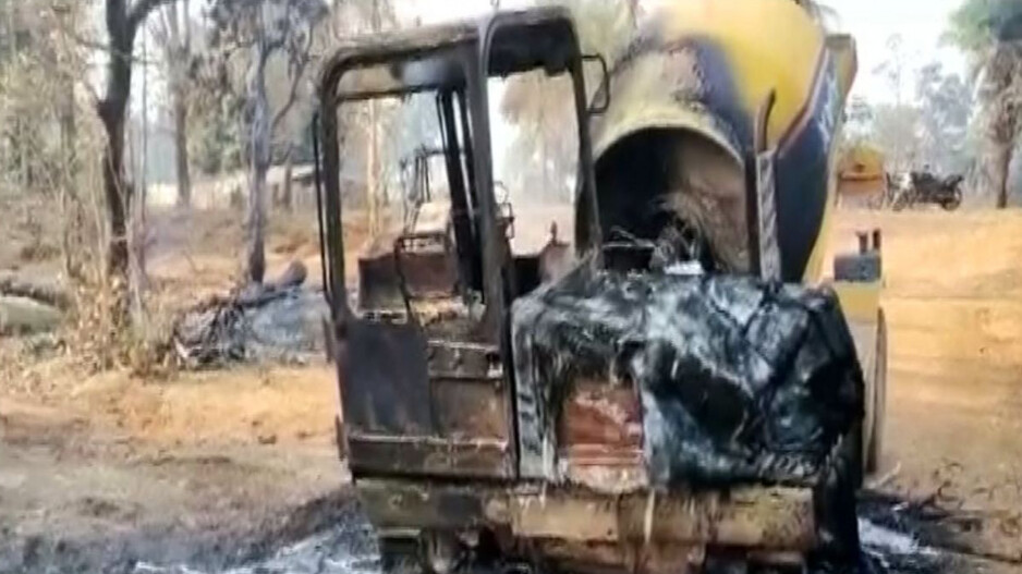 Naxals set vehicles on fire