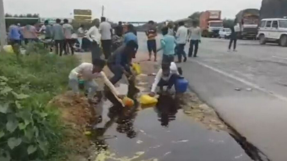 locals rush to loot oil 