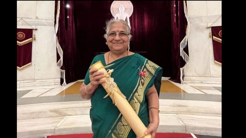 Sudha Murty With Padma Shri Award 