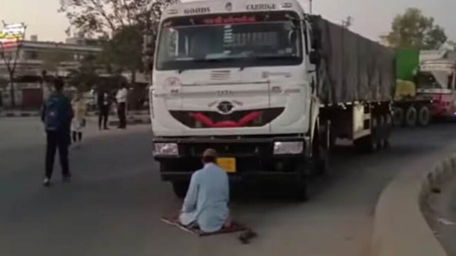 man offering namaz on roadside