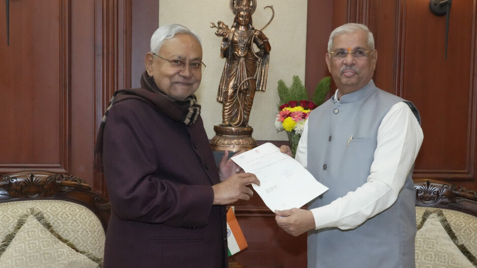 Nitish Kumar submitted letter to Governor