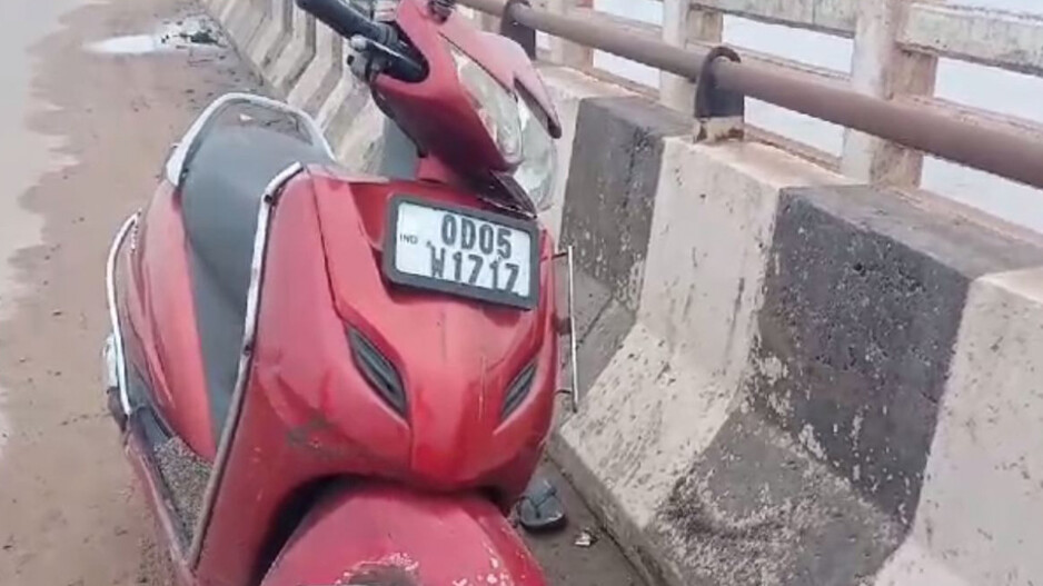 scooty on bridge