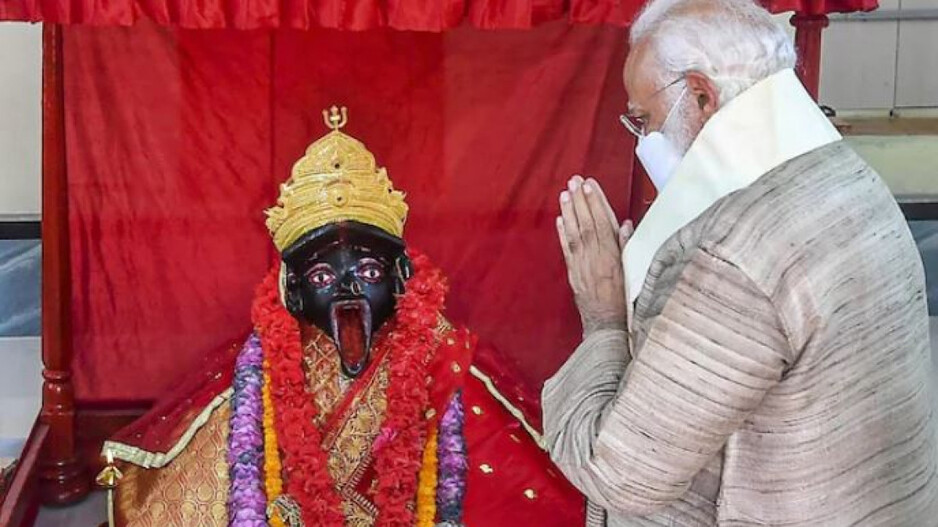 Prime Minister Narendra Modi offers prayers the Jeshoreshwari Kali Temple i