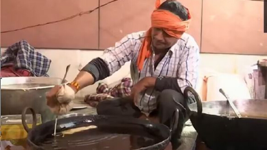 jalebis-being-prepared