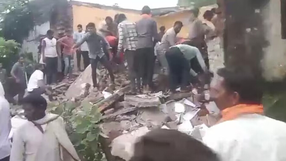 କ୍ଲାସ ଚାଲିଥିବା ବେଳେ ଭୁଶୁଡ଼ିଲା ସ୍କୁଲ ଛାତ: ୬ ଶିକ୍ଷାର୍ଥୀ ମୃତ, ଅନେକ ଆହତ