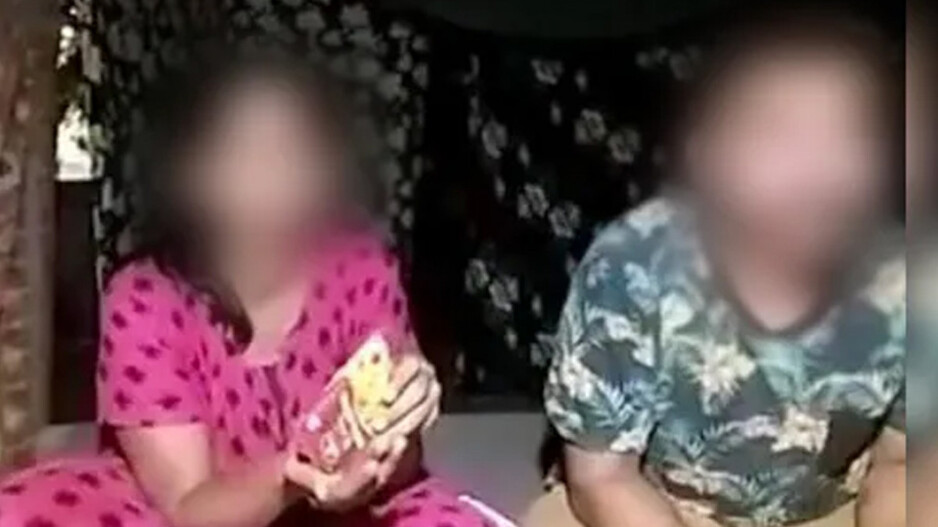 ଦୁଇ ଝିଅଙ୍କ କଲେଜ ଫି’ ପାଇଁ ଯୌନ ସମ୍ପର୍କର ସିଧାପ୍ରସାରଣ କରୁଥିଲେ ଦମ୍ପତି