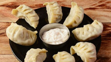 momo with white mayonnaise