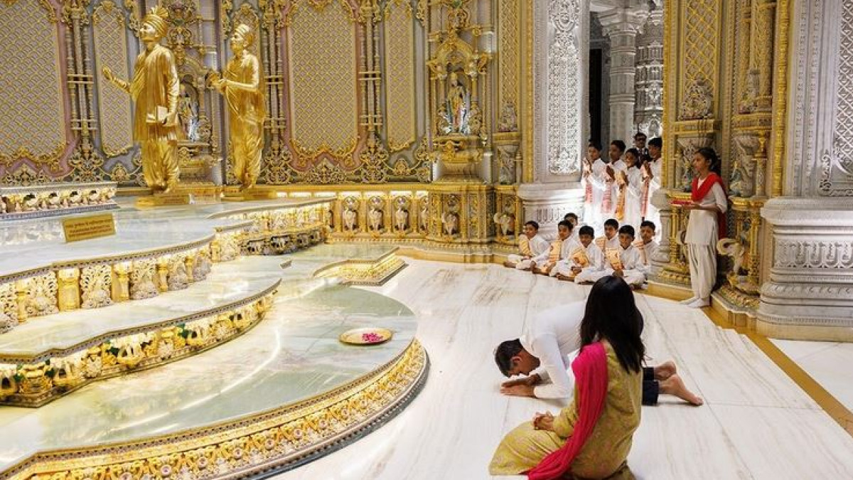  UK PM Rishi Sunak, wife Akshata Murty at Delhi's Akshardham temple