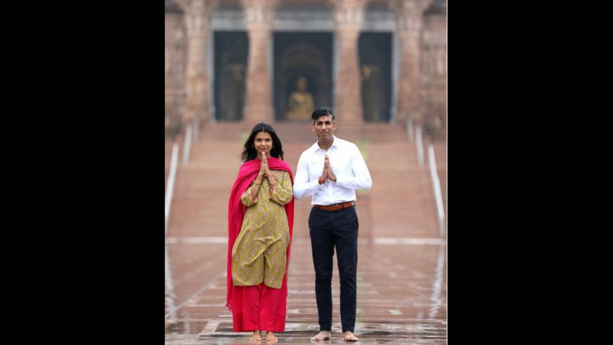 Rishi Sunak, wife Akshata Murty at Delhi's Akshardham temple