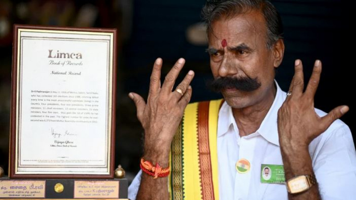 Padmarajan With Limca Award