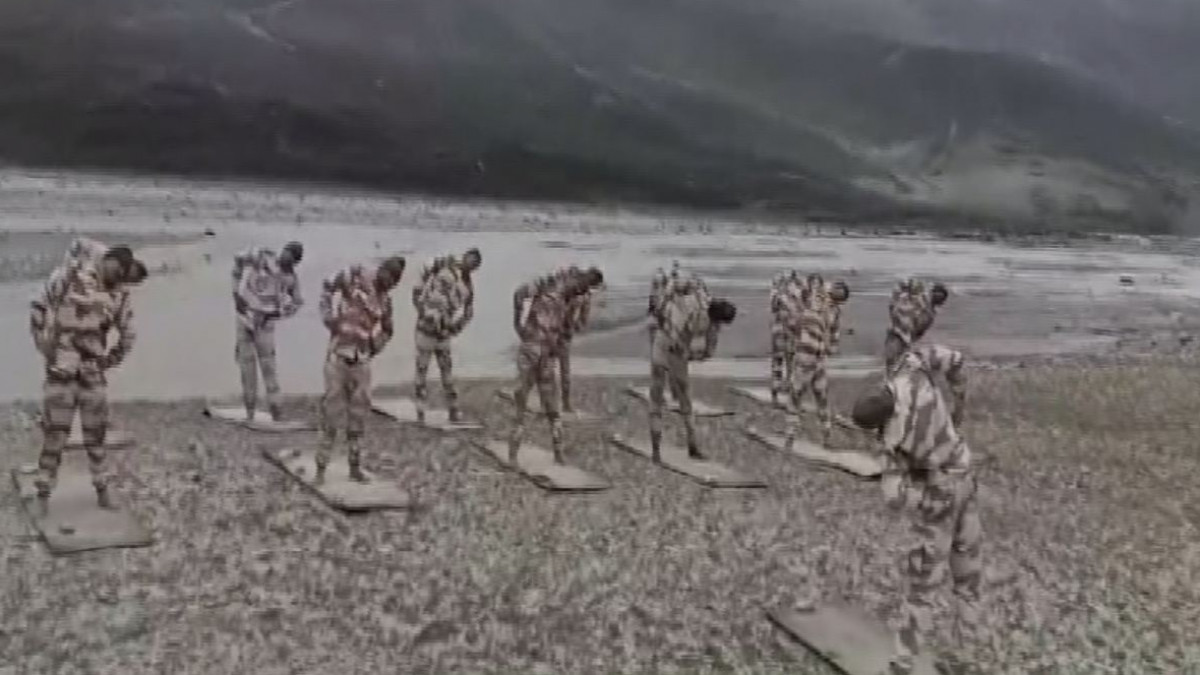 jawans do yoga