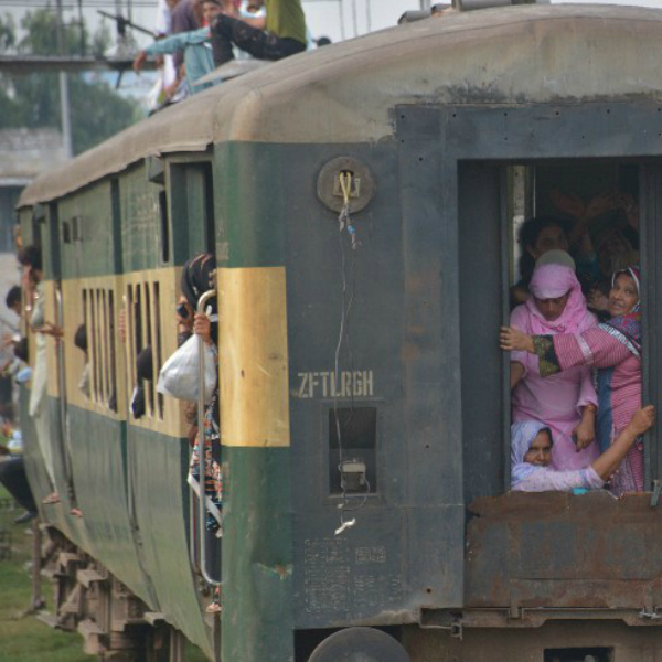 pakistan-train-afp