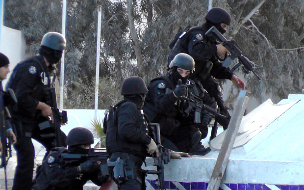 Tunisian special forces take position du