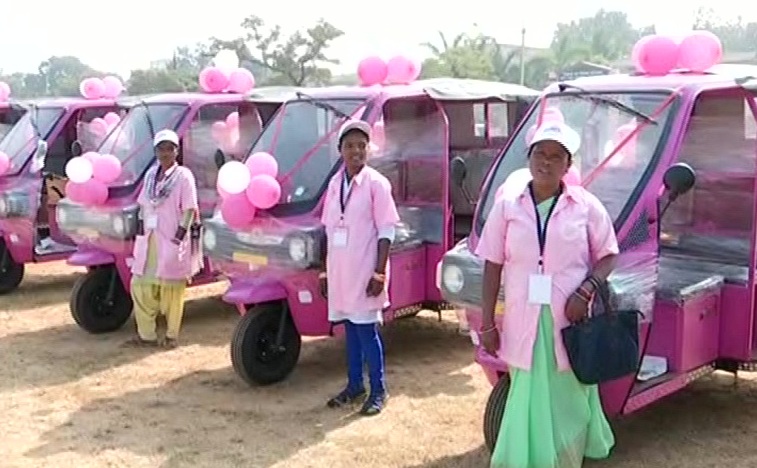 rourkela-smart-city-women-driving-pink-auto