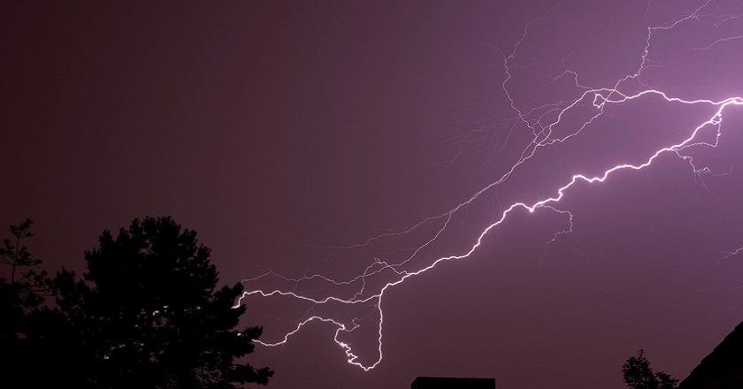lightning-strike-thunderstorm-afp
