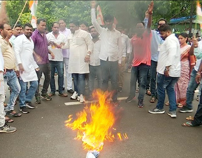 congress protest in bbsr station