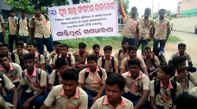 students sre protest in front of talcher iti