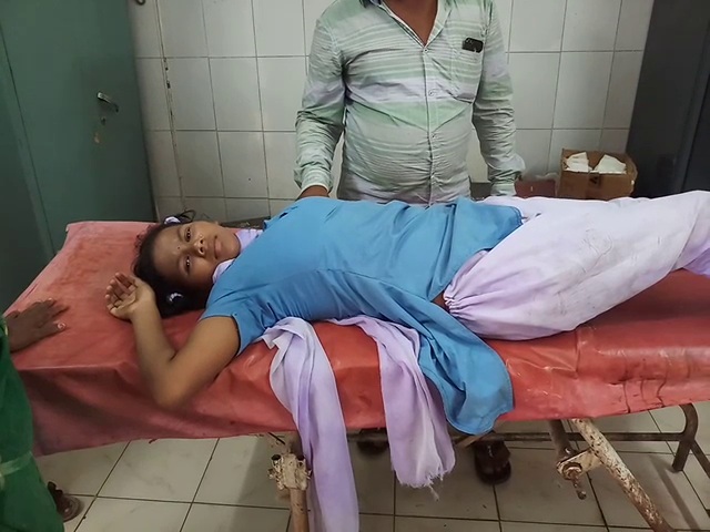4 girl students injured as auto rickshaw runs over them