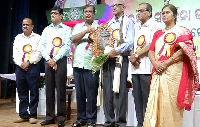 Eminent poet Ramakanta Rath receives Atibadi Jagannath Das award