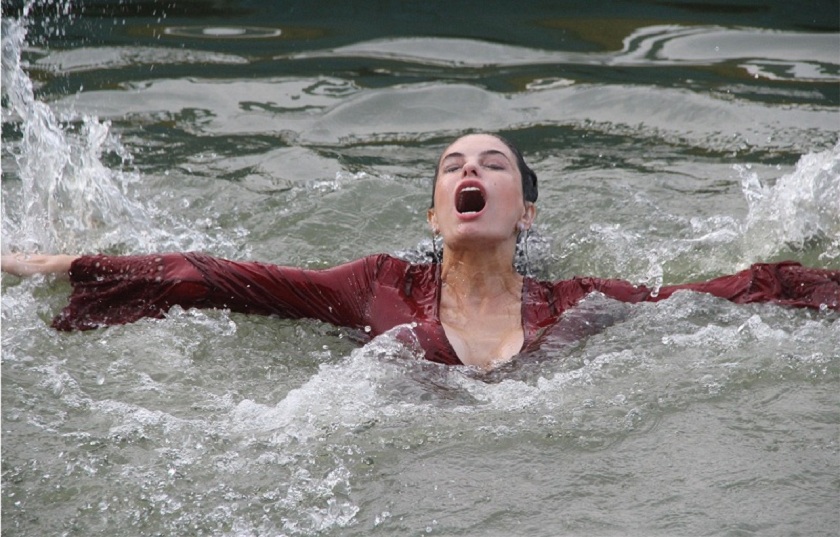 The-Hollywood-Actress-Suddenly-Drowning-in-the-Ganges-Cameraman-Creates-Video
