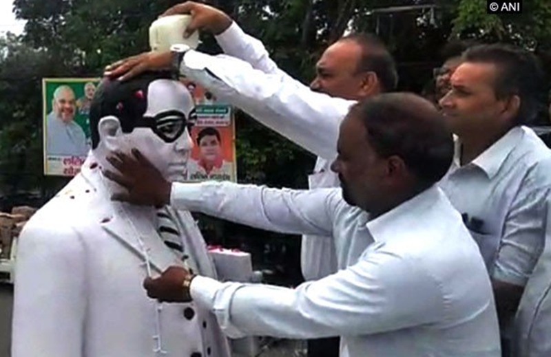 Dalit-lawyer-purify-Ambedkars-statue-in-Meerut-after-BJP-leader-garlands-it