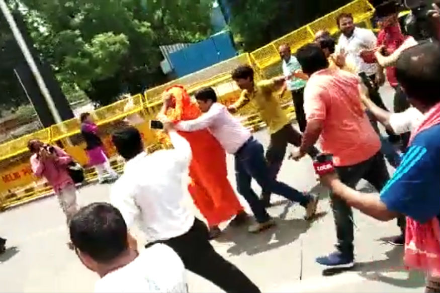 Swami-Agnivesh-Delhi-Attack