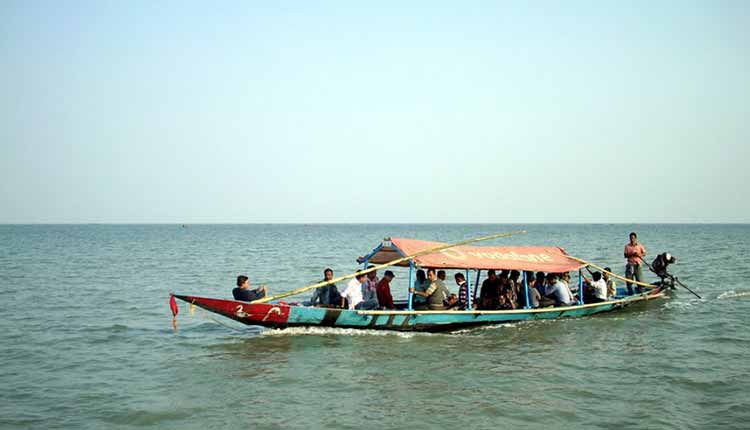 Boat-carrying-20-passengers-stranded-in-the-middle-of-Chilika-Lake-at-Mahinsakuda-after-developing-technical-snag