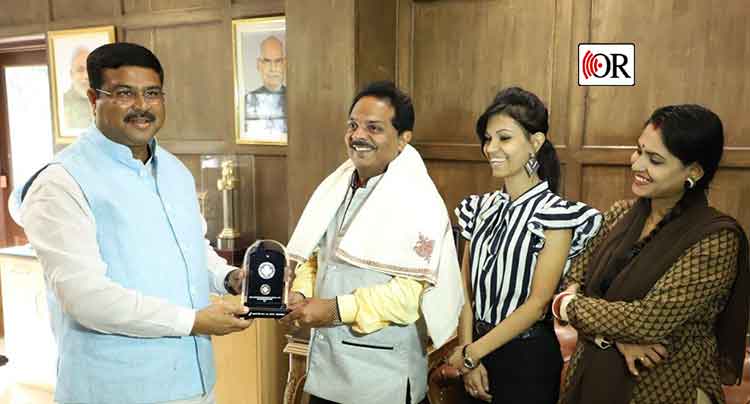 union-minister-dharmendra-pradhan-felicitates-national-award-winning-teacher