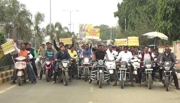 traffic-paralysed-on-nh-53-as-protestors-block-road