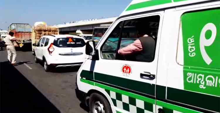 AMBULANCE-DETAINED-ENROUTE-DUE-TO-CHAOTIC-TRAFFIC-DURING-KALIA-RALLY-IN-PURI