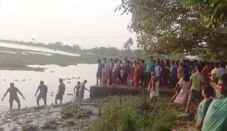 BOAT-CAPSIZES-IN-KENDRAPARA-BUT-PASSENGERS-RESCUED-SAFELY