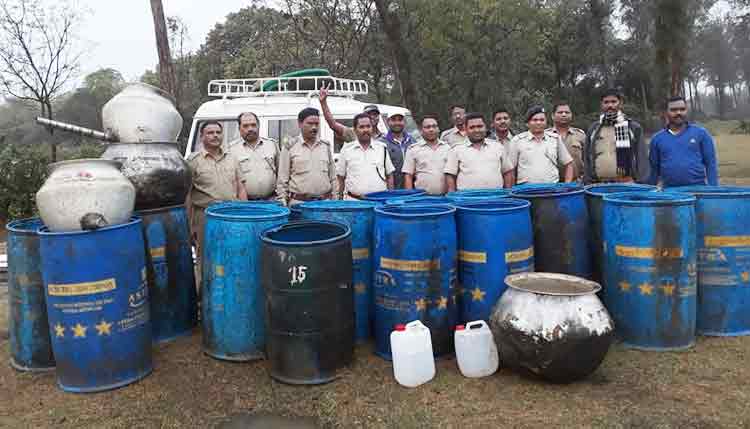 Illicit-hooch-den-seized-and-four-arrested-in-raibania-in-baleswar