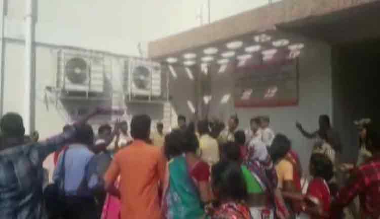 POLICE-AND-PROTESTORS-CLASH-INSIDE-NAYAGARH-COLLECTORATE