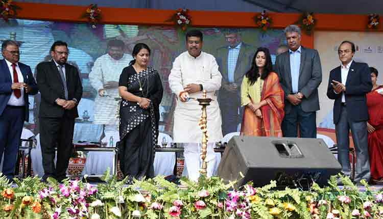 Union-petroleum-minister-launches-ujjwala-didi-programme-In-bhubaneswar