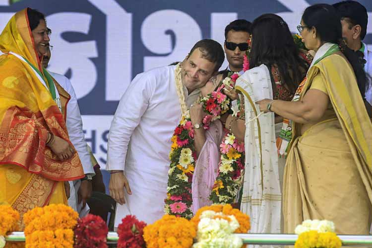 Woman-kisses-rahul-gandhi