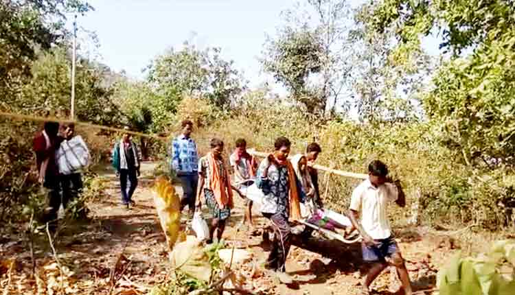 YET-ANOTHER-CASE-OF-A-WOMAN-DELIVERING-HER-BABY-ON-THE-ROADSIDE-IN-MALKANGIRI