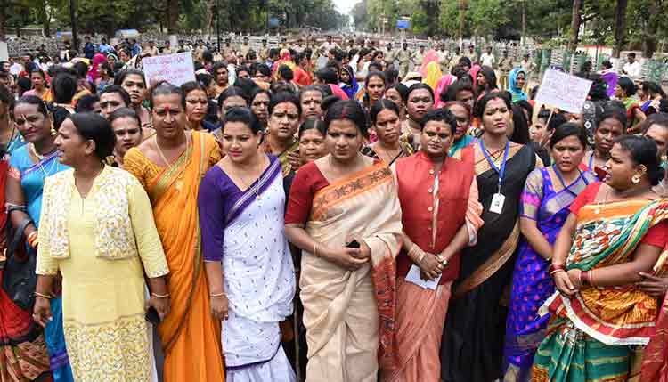 transgenders-sit-on-protest-dharna-in-front-of-ministers-house-in-support-of-their-demands