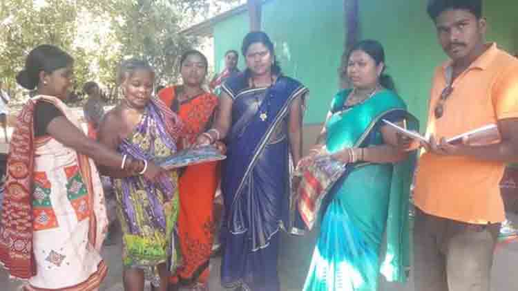 BJD-MLA-CANDIDATE-ACCUSED-OF-DISTRIBUTING-SARIS-FOR-VOTE