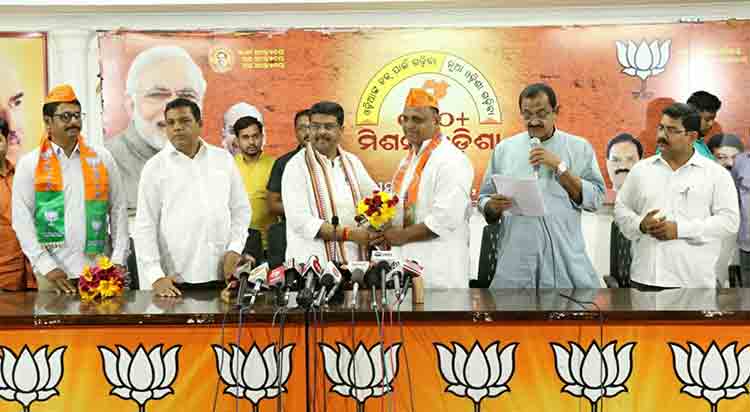 paresh-deo-of-athmallik-royal-family-and-bhubaneswar-based-social-workers-join-bjp