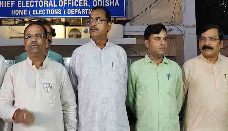 Bjp-alleges-bjd-leaders-are-distributing-cash-for-votes-in-kendrapara