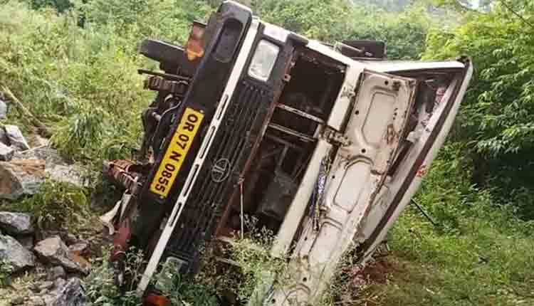 one-killed-and-15-injured-as-a-mini-bus-falls-off-ghat-road-at-taptapani