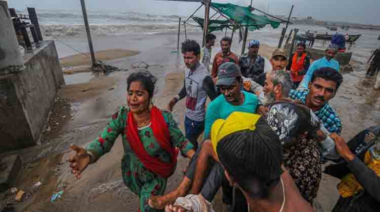 cyclone-vayu-spares-gujarat-but-causes-heavy-rains-and-strong-winds-along-the-coast