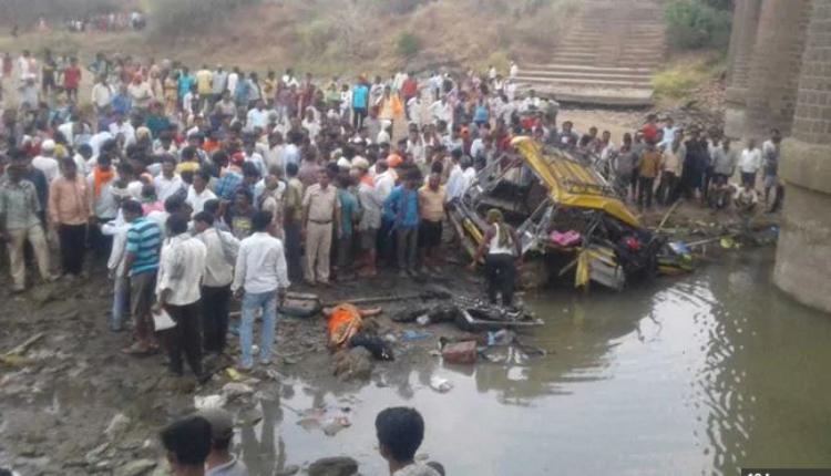 mumbai accident taxi