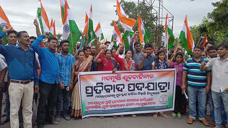 MADAMUKTI-YUVA-VAHINI-STAGES-PROTEST--AGAINST-STATE-GOVTS-LIQUOR-POLICY