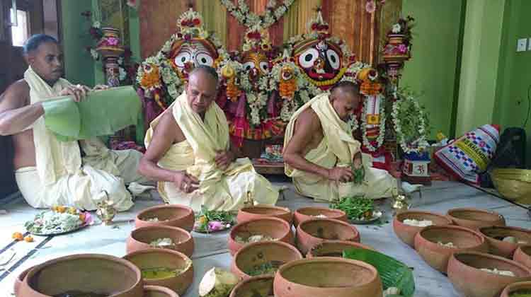 PHOTO-OF-PURI-SEVAYATS--OFFERING-BHOG-TO-THE-LORDS-IN-ANOTHER-TEMPLE-GOES-VIRAL