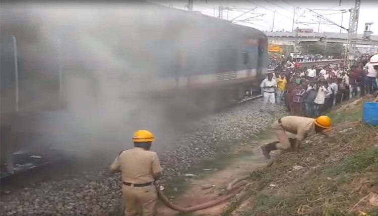 fire-breaks-out-in-telangana-express-passengers-safe(1)