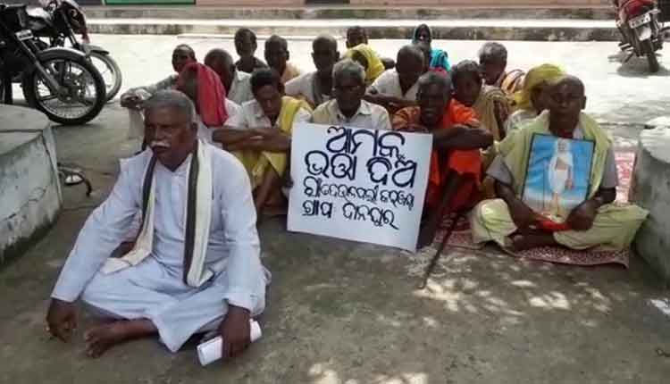 old-men-and-women-sit-on-a-dharna-demanding-old-age-pension