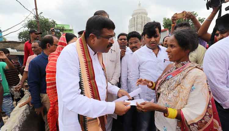 union-minister-dharmendra-pradhan-reaches-out-to-people-in-flood-hit-western-odisha